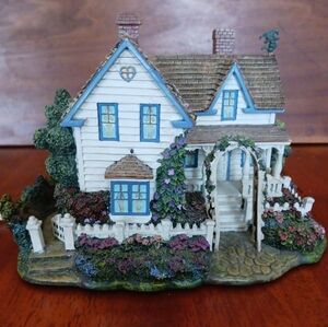 Thomas Kinkade Hawthorne Village "Home Is Where The Heart Is" Resin House